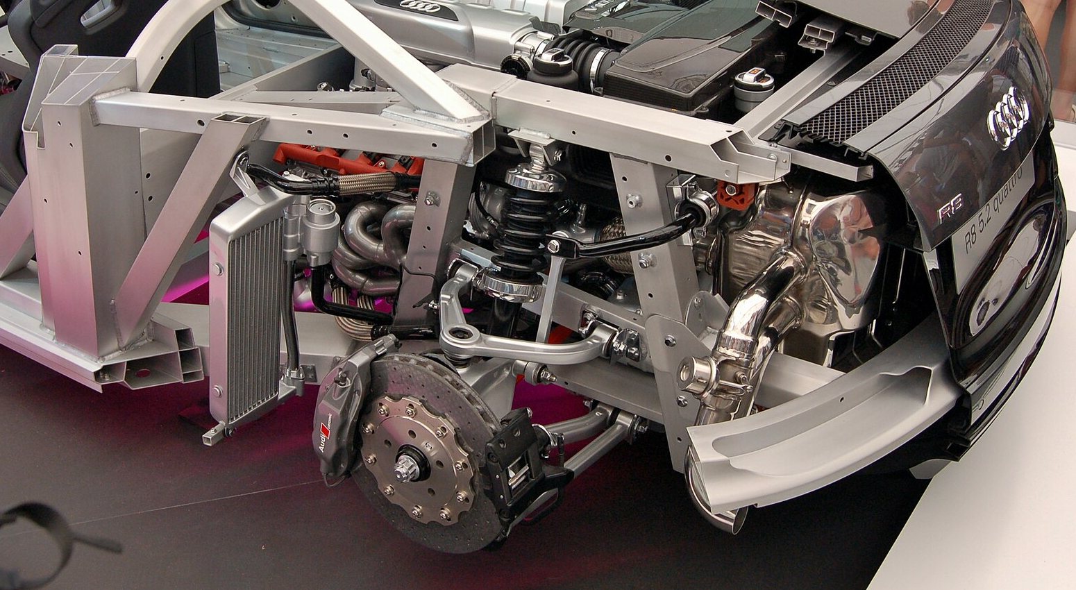 Audi R8 5.2 quattro kesit modeli: motor, ön aks, süspansiyon, fren ve şasi yapısı görünüyor