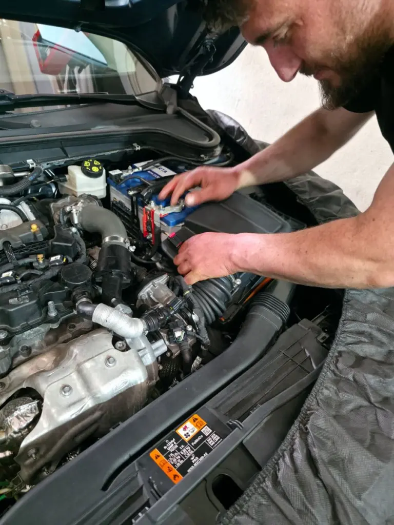 Audi akü ve elektrik bağlantılarının kontrolü sırasında kutup başlarının ve şarj sisteminin incelenmesi
