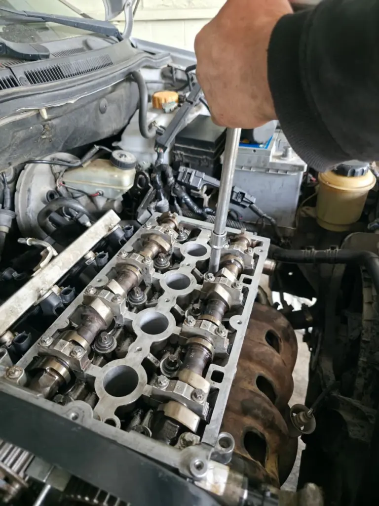 Audi alt takım ve süspansiyon bölgesinde mekanik ayar ve kontrol yapılan servis çalışması
