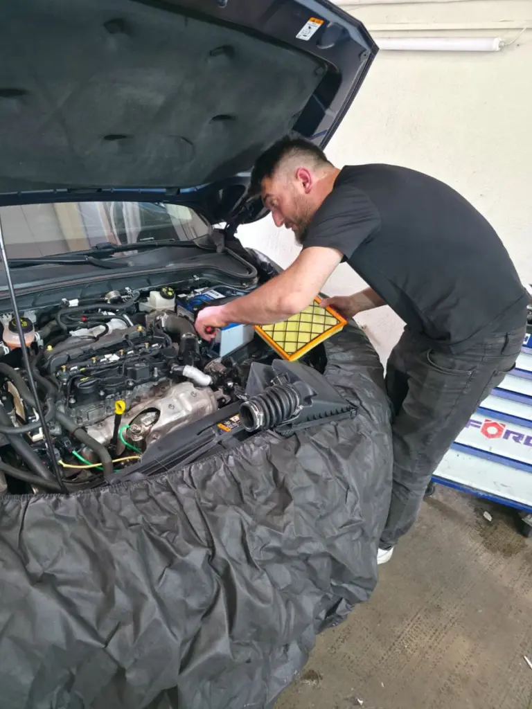 Audi hava filtresi bakımı sırasında klima ve havalandırma sistemindeki filtrelerin kontrolü
