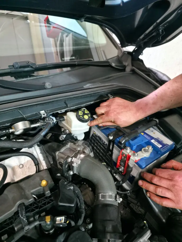 Audi motor bölmesinde ilk kontrol sırasında arıza lambası teşhisi için bağlantıların incelenmesi