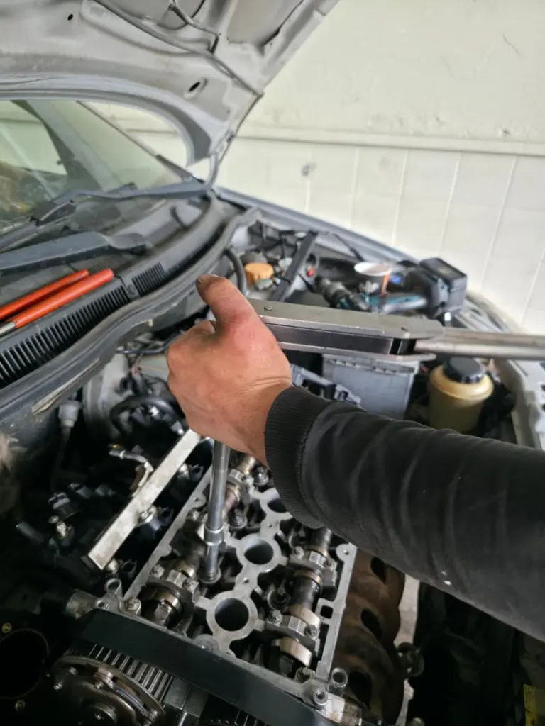 Audi motorunda triger bölgesinde zincir ve gergi kontrolü sırasında yapılan mekanik işlem