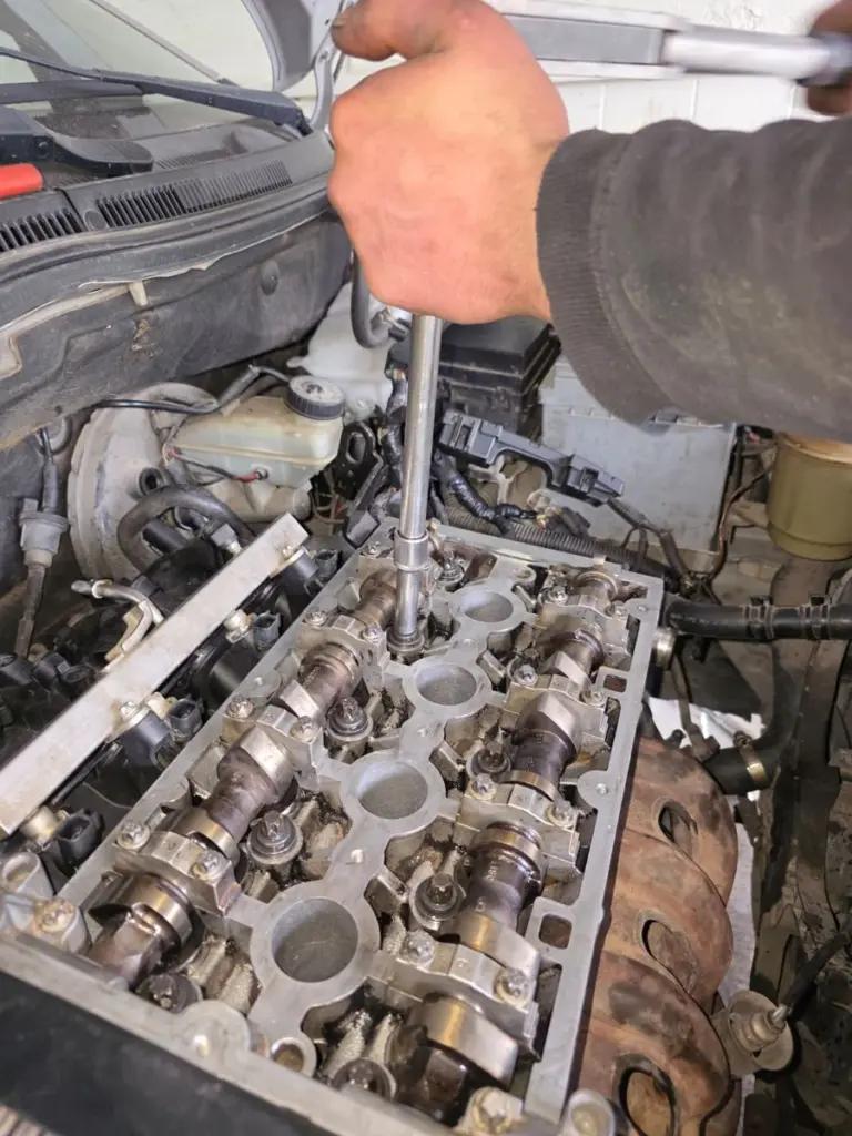 Audi şanzıman bakımı sırasında motor ve aktarma bölgesinde mekanik işlem