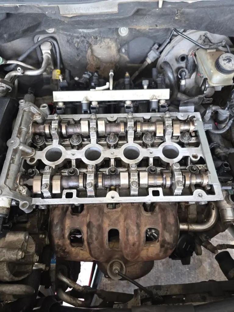 Audi silindir kapağı ve eksantrik mili görünümü, quattro sistemi için motor-şanzıman uyumunun gösterildiği bakım çalışması