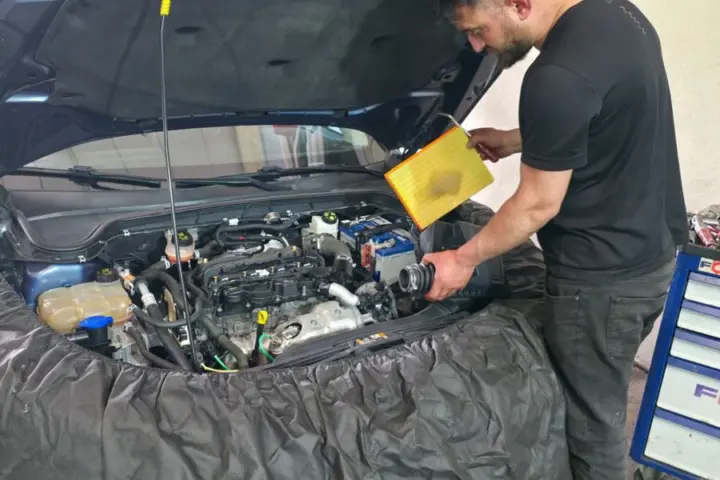Motor bölmesinde bakım çalışması