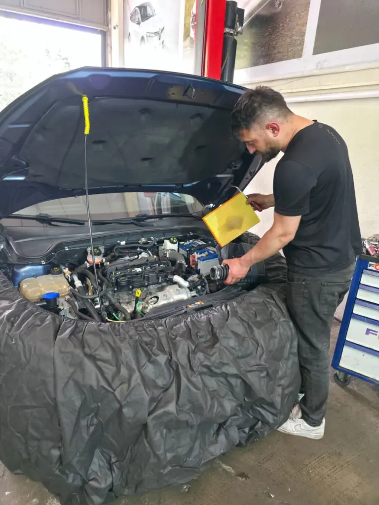 Audi motor bölmesinde bakım çalışması sırasında araç güvenliği için fren ve hidrolik sistem kontrolü