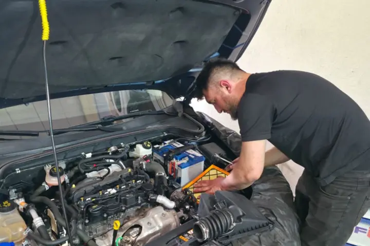 Motor bölmesinde bakım yapan servis ustası