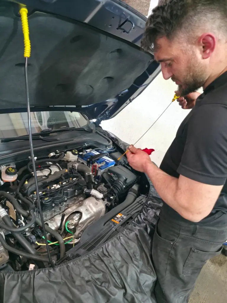 Audi motor bölmesinde motor yağı seviyesinin kontrolü