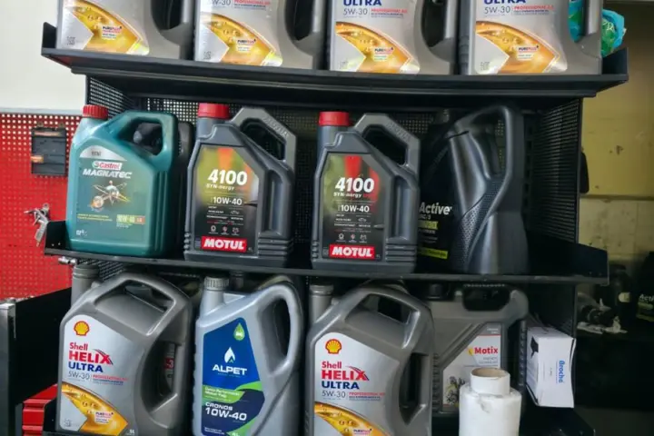Atölyedeki motor yağı rafı